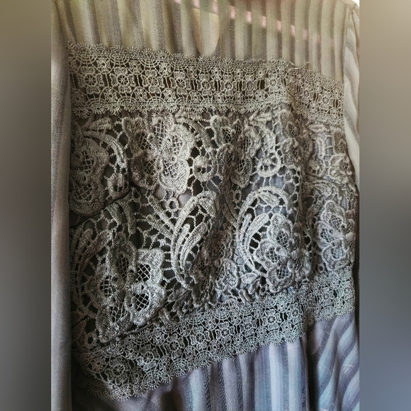 Emerald Lace Blouse - Picture 3 of 5